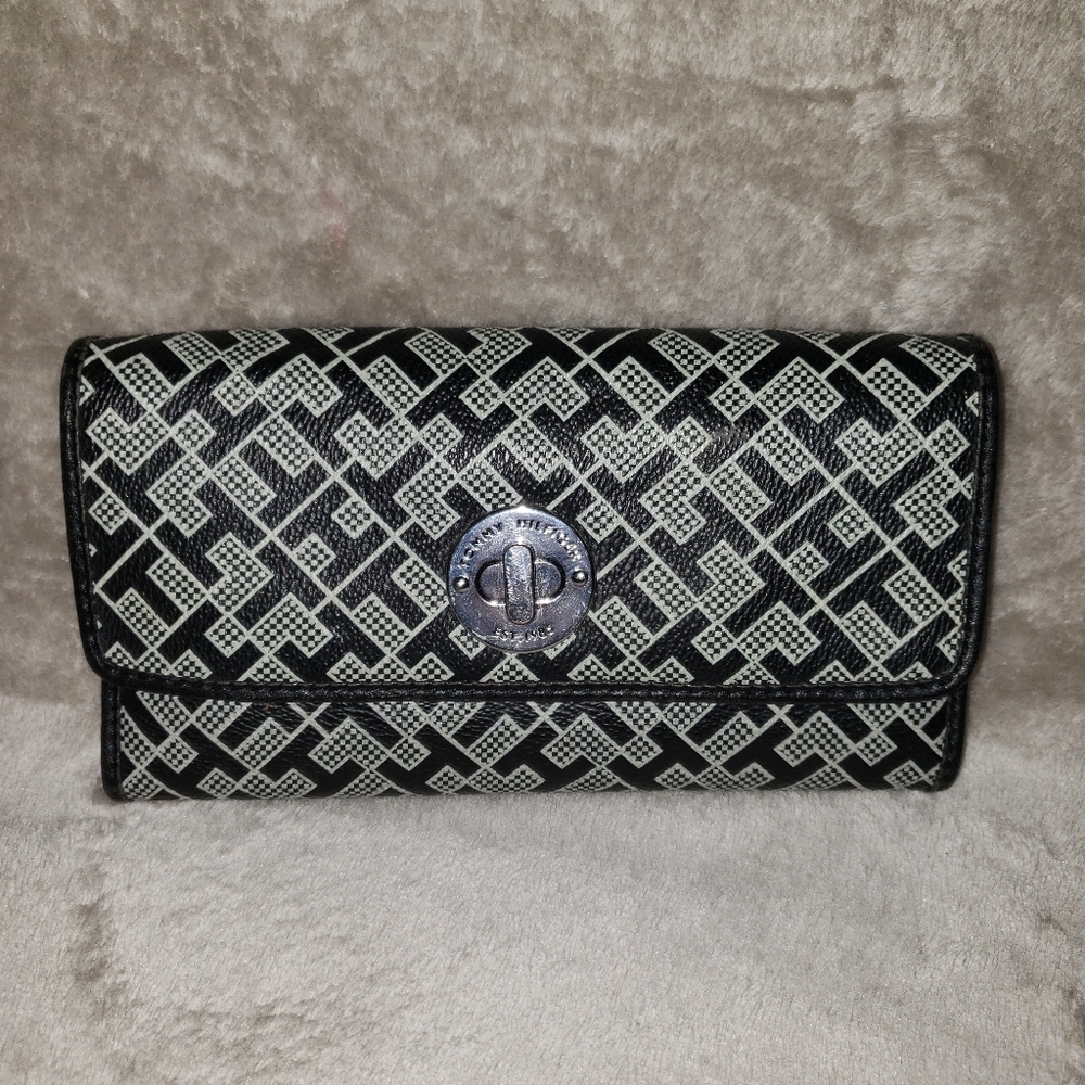 Tommy Hilfiger Women's Continental Checkbook Walle